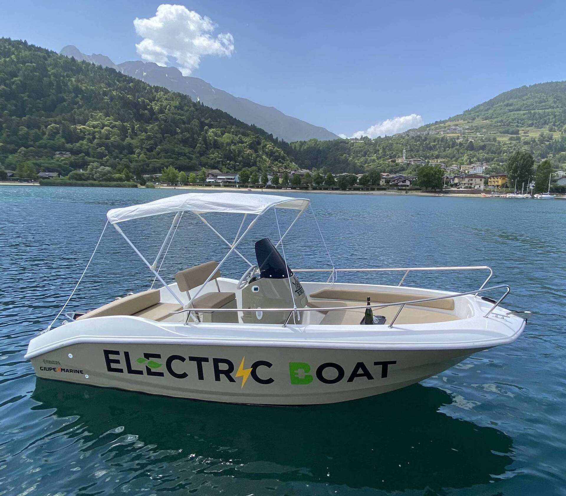 Photo of the Elite Electricboat